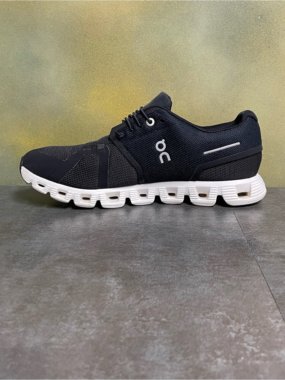 On Cloud 5 Women's Black/White Running Shoes Size 9 - Picture 14 of 16